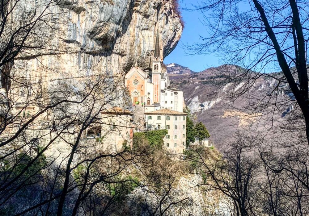 Madonna Della Corona: il santuario nella roccia