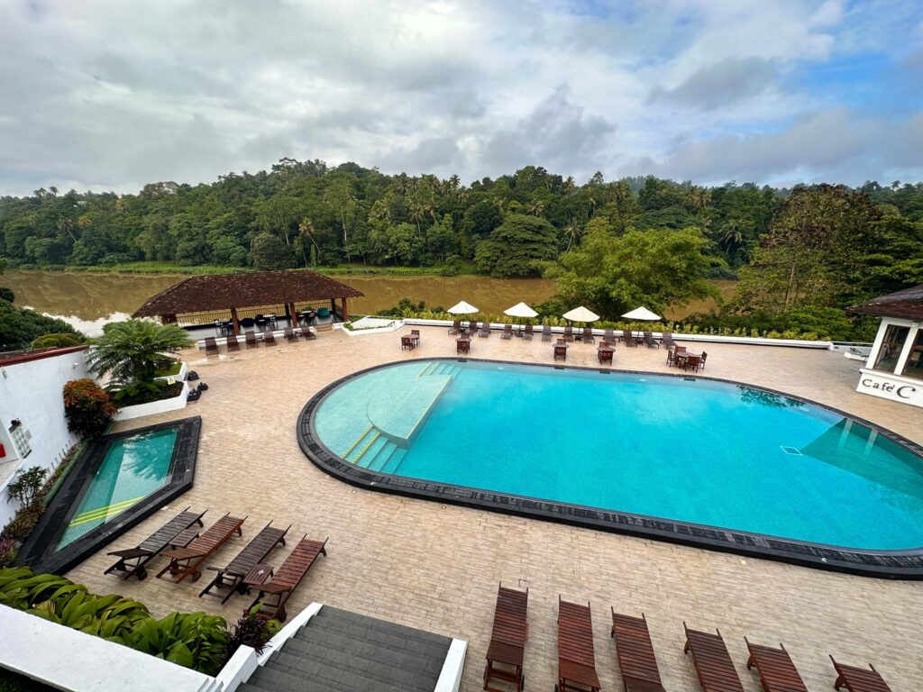 Piscina dell'hotel Cinnamon Citadel a Kandy in Sri Lanka