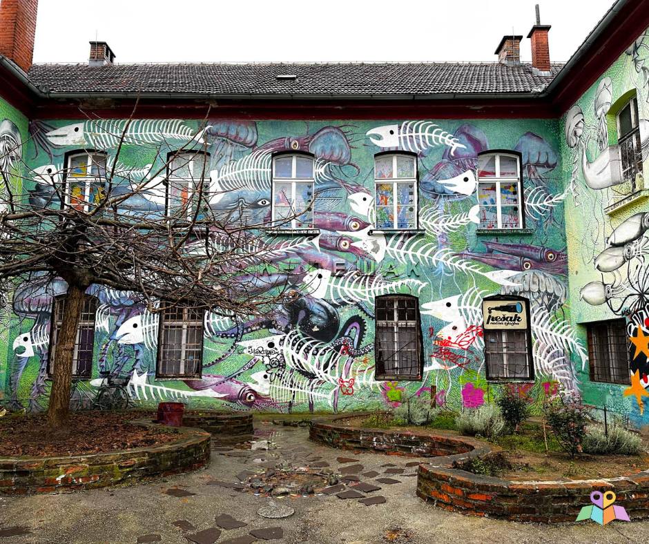 Scorcio sui murales di street art nel quartiere di Metelkova a Lubiana