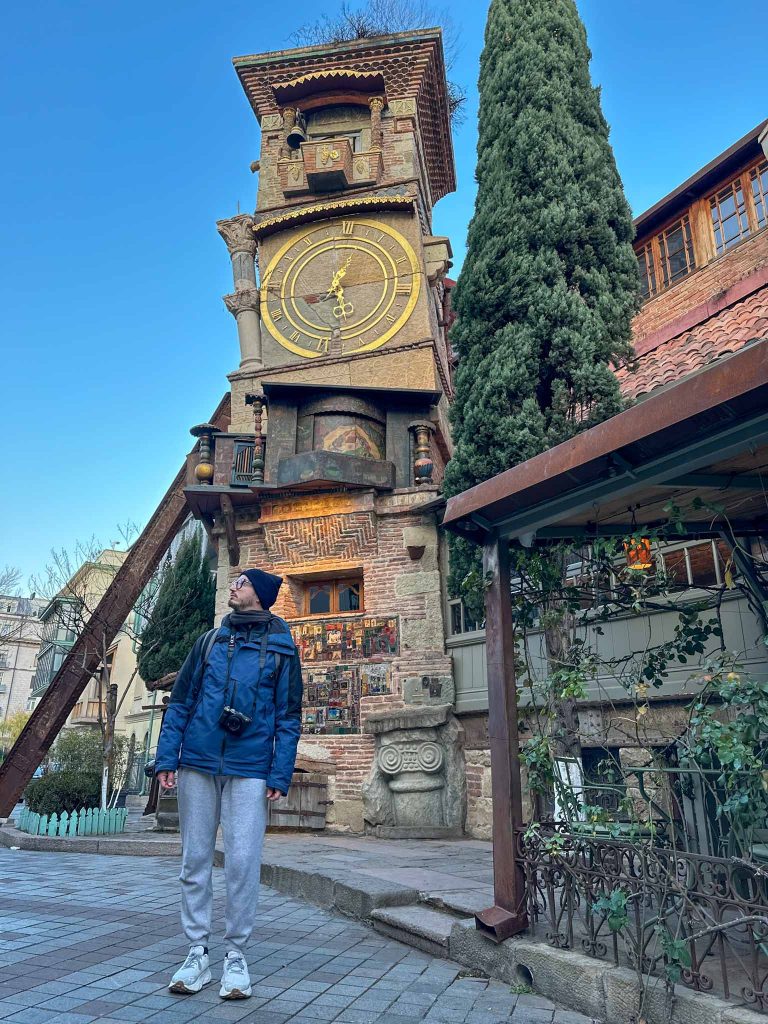 Orologio inclinato del Rezo Gabriadze Theatre